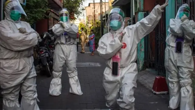 Para petugas medis di Surabaya mengumpulkan sampel darah untuk tes Covid-19.