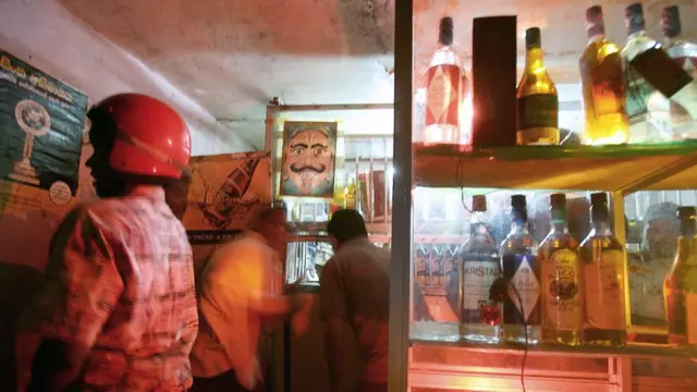 శ్రీలంకలోని త్రికోమలీలో ఓ మద్యం దుకాణం
