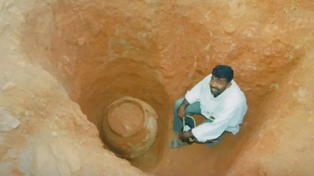 ஆதிச்சநல்லூரில் 2004ம் ஆண்டு ஆய்வுகள் நடந்தபோது கண்டுபிடிக்கப்பட்ட முதுமக்கள் தாழிகள்