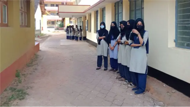 యూనిఫామ్ విషయంలో పాఠశాల యాజమాన్యానిదే తుది నిర్ణయమని కేరళ హైకోర్టు 2018లో తీర్పు చెప్పింది.