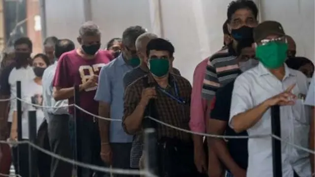 క్యూలో జనం