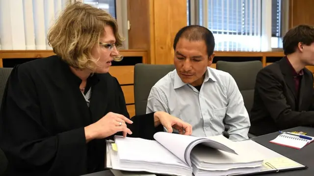 Saul Luciano, junto a su abogada, en el juzgado de Essen que en primera instancia rechazó sus argumentos.