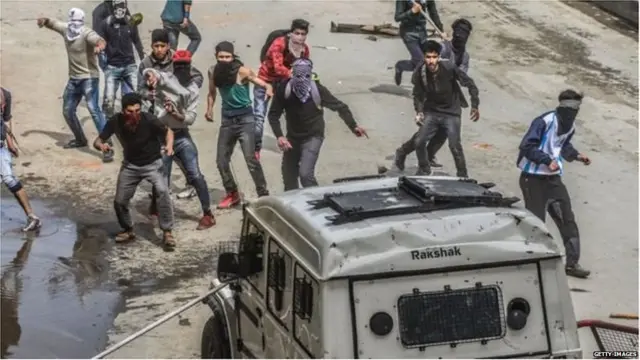 कश्मीर में पत्थरबाजी