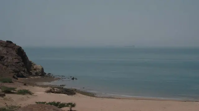 ইরানের হরমুজ দ্বীপ থেকে হরমুজ প্রণালী দূরে দুটি জাহাজ
