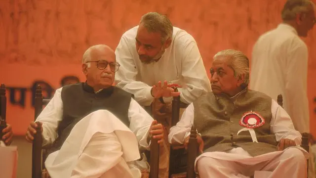 بی جے پی کے موجودہ وزیراعظم نریندر مودی کی بی جے پی کے لیڈر اڈوانی کے ساتھ ایک پرانی تصویر