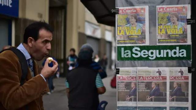 Prensa cubre a Bachalet