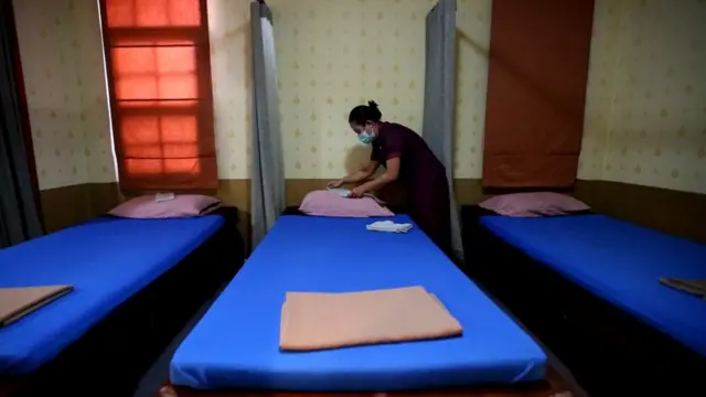 พนักงานนวดเตรียมร้าน