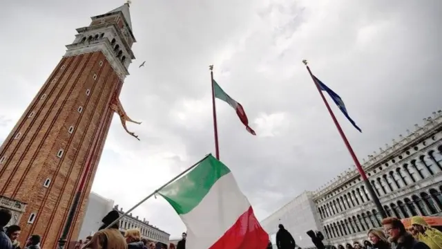 الأعلام في فينيسيا ترفرف خلال عطلة أقرت عام 2011 للاحتفال بمرور 150 عاما على توحيد إيطاليا