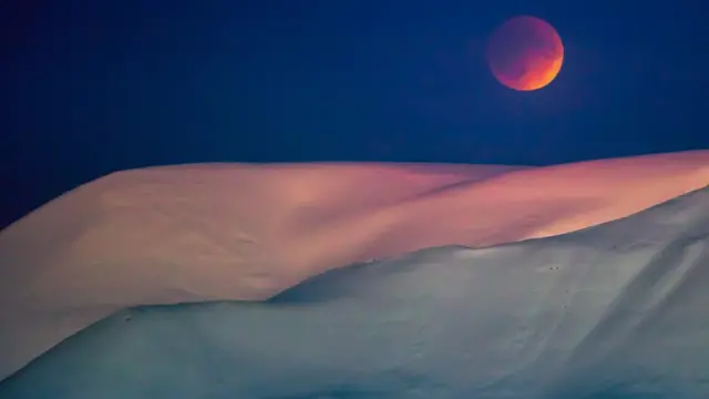 Lua é vista perto da neve na Noruega