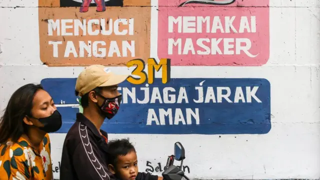 Perhitungan kasar epidemiolog dari Universitas Airlangga Windhu Poernomo memperkirakan paling sedikit 600.000 kontak erat yang harus dilacak.