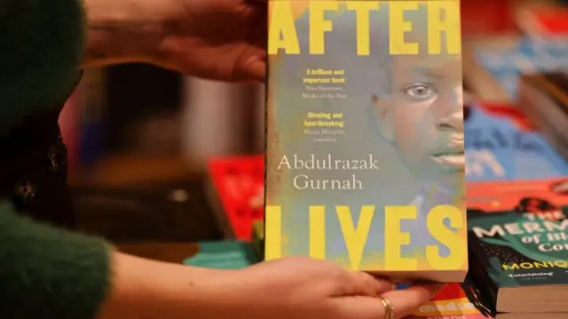 من مؤلفات عبد الرزاق قرنح في إحدى مكتبات لندن بعد إعلان فوزه الخميس