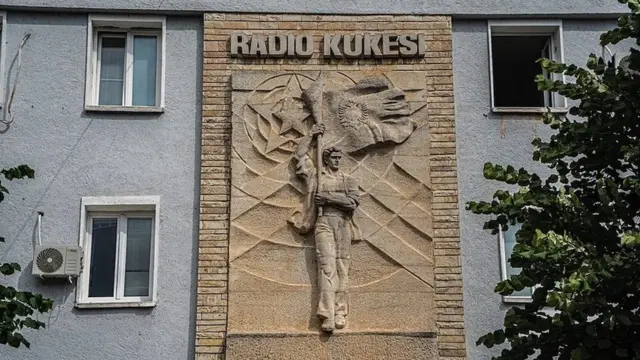 U središtu Radio Kukeši nalazi se mali muzej ispunjen pismima i fotografijama iz rata na Kosovu