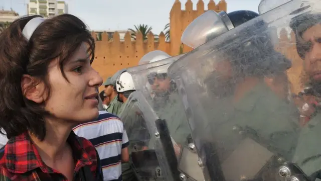 Nenasilni protesti imaju više šanse da privuku podršku iz svih sfera društva. Ovde se demonstrant koji se zalaže za reforme suočava sa snagama bezbednosti u Maroku 2011. godine