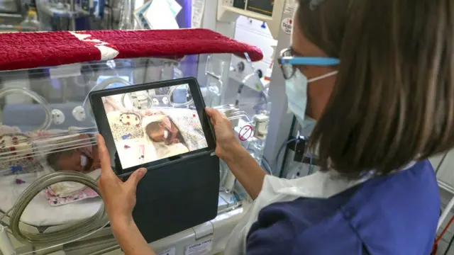 Акушерка с планшетом