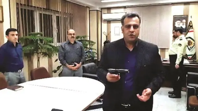 تنها ساعاتی پس از وقوع قتل، خبرنگار صدا وسیما در حضور چند مقام انتظامی تعداد گلوله‌های باقی مانده در اسلحه محمدعلی نجفی را می‌شمارد