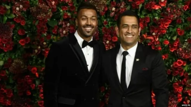 क्रिकेटर हार्दिक पंड्या और महेंद्र सिंह धोनी