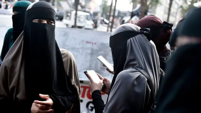 Wanawake wakiwa wamevalia vazi la Niqab