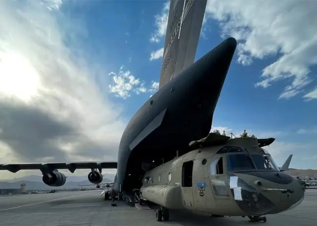 અમેરિકાની સેન્ટ્રલ કમાન્ડના પ્રમુખ જનરલ કેનેથ મૈકેંજીએ કહ્યું કે, સૈનિકોએ 73 ઍરક્રાફ્ટ, 70 બખ્તરબંધ ગાડીઓ અને 27 હમ્વી સેના વાહનોને નિષ્ક્રિય કરી દીધા છે.