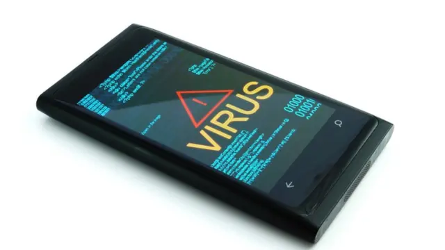 Un teléfono muestra un virus.