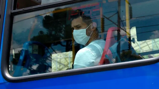 Hombre con tapabocas en Colombia