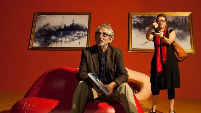 El arquitecto Oscar Tusquets Blanca se sienta en "Mae West Room", una instalación escultórica de él y Salvador Dalí que data de 1974 y que fue recreada en el Palazzo Reale el 21 de septiembre de 2010 en Milán, Italia.