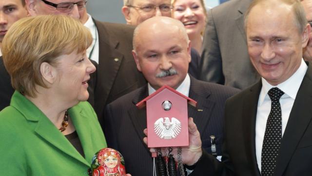 Подарок Меркель Путину - часы с кукушкой