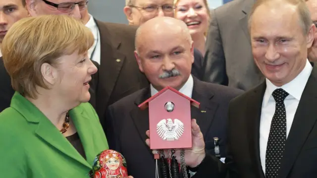Подарок Меркель Путину - часы с кукушкой