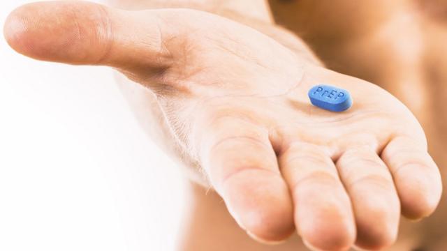 Homem segura comprimidof12bet sitePrEP