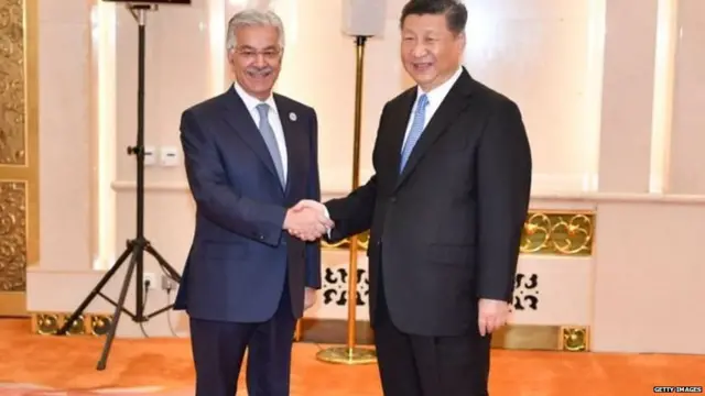 पाकिस्तानचे परराष्ट्र मंत्री ख्वाजा मोहम्मद आसिफ आणि चीनचे राष्ट्राध्यक्ष शी जिनपिंग