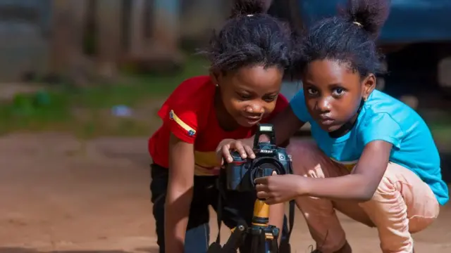 Morounfoluwa, di small sister of Moyinoluwa, na her assistant