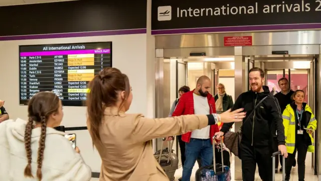 عائلة غليندينينغ في المطار عند استقباله