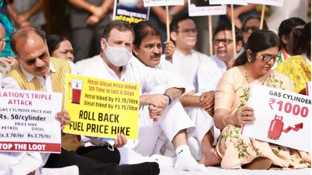కాంగ్రెస్ నేతలతో కలిసి పెట్రోలు ధరలకు వ్యతిరేకంగా నిరసన వ్యక్తం చేస్తున్న రాహుల్ గాంధీ