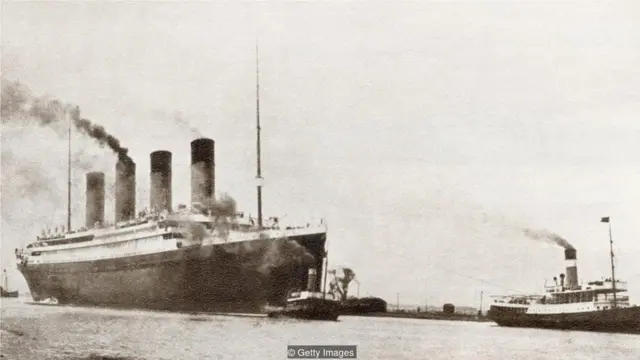 泰坦尼克号沉没在3.8公里（2.5英里）深的海底。