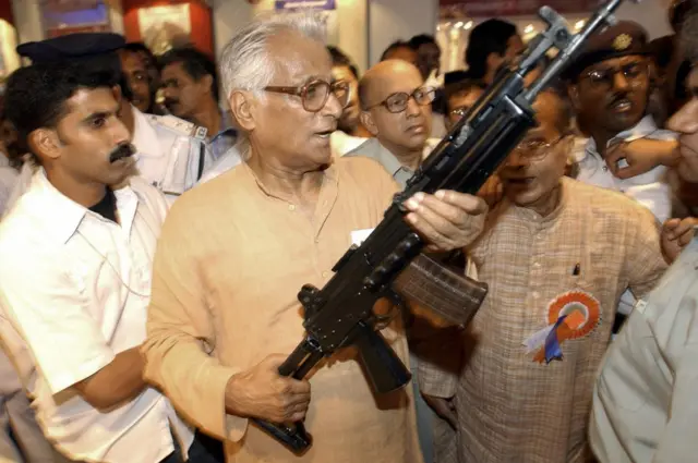 2003 సెప్టెంబర్ 5వ తేదీన కోల్‌కతాలో జరిగిన ఒక పారిశ్రామిక ప్రదర్శనలో ఆటోమేటిక్ రైఫిల్‌ను పట్టుకున్న అప్పటి రక్షణ మంత్రి జార్జి ఫెర్నాండెజ్