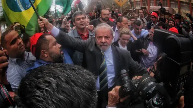 Lula1xbet iphoneCuritiba para o primeiro depoimento a Moro, cercado1xbet iphonemanifestantes lulistas