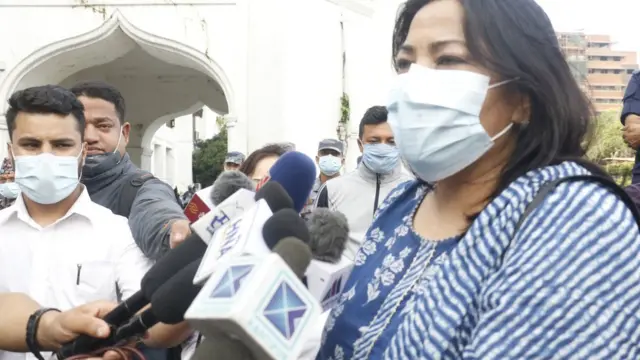 निर्वाचन आयोगमा नयाँ पार्टी दर्ता गरेपछि सञ्चारकर्मीसँग कुरा गर्दै नेत्री रामकुमारी झाँक्री