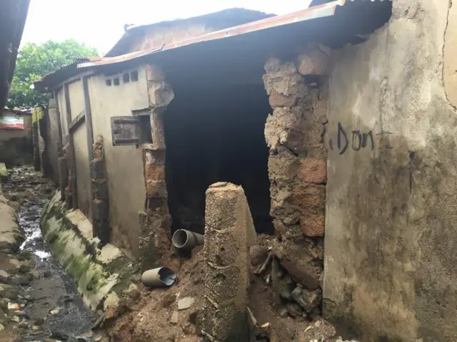 House wey wall fall down