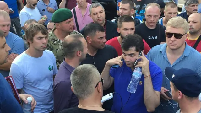 Сакварелидзе дает указания митингующим в Мостиске Второй