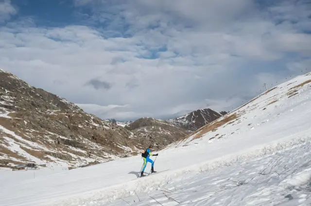 متزلج يتسلق الجبل.