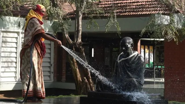 કોરોના વાઇરસને પગલે ગાંધીઆશ્રમમાં સફાઈ