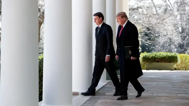 Bolsonaro e Donald Trump na área externa da Casa Branca