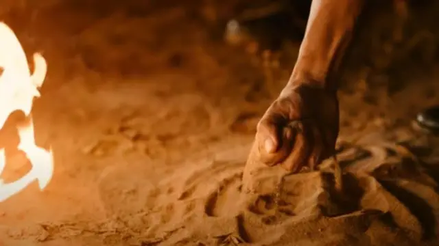 மண் அள்ளும் கை. பூமி படம்