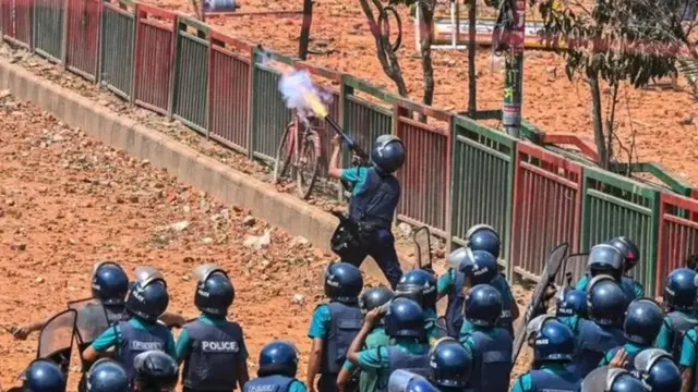 এই সংঘর্ষ থামাতে পুলিশ যথাসময়ে ব্যবস্থা নেয়নি বলে অভিযোগ