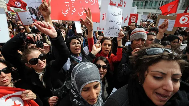 তিউনিসিয়ার রাজধানী টিউনিসে হাবিব বুরগিবা সরণীতে মিছিল করছেন দেশটির নারীরা