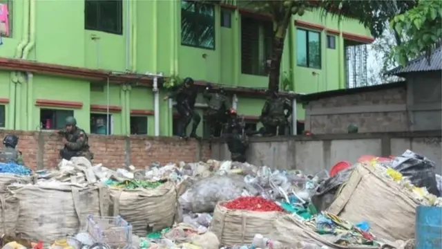 অভিযানে সেনা সদস্যরা বিভিন্ন কৌশলে বাড়িটিতে প্রবেশের চেষ্টা করে