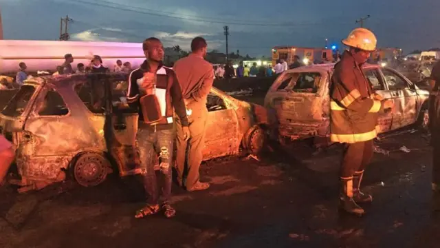 Sate officials dey ground to fight di fire and help pipo