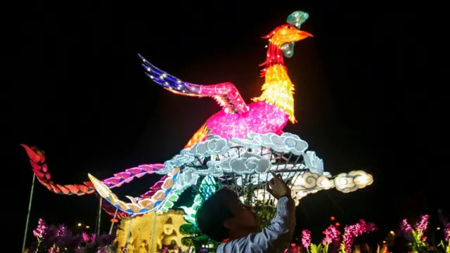 马来西亚华人迎新年自然少不了彩灯