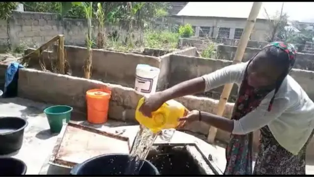 Wata yarinya na diban ruwa a rijiya a Ghana