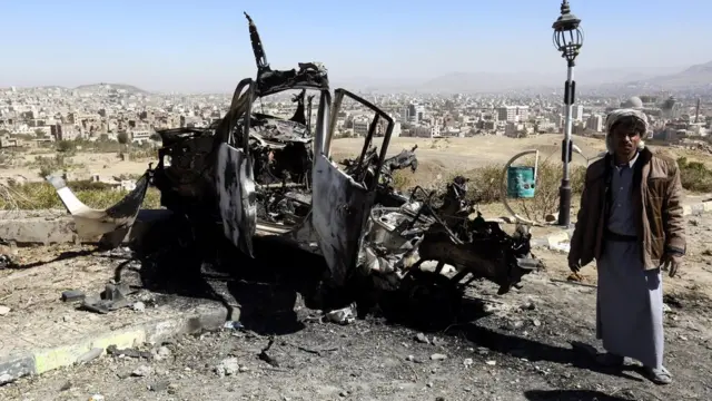 Suudi koalisyonun hava saldırısında yerle bir olan bir araba