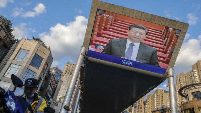 北京街头一台巨型屏幕播放中国中央电视台新闻联播有关习近平出席人大会议之报道（27/5/2020）